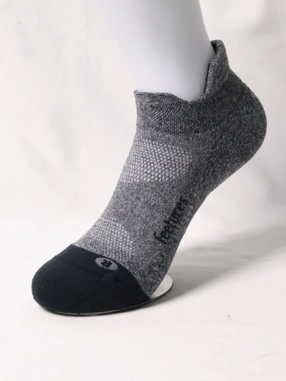 Feetures Ankle Socks Cushioned Athletic | Size M